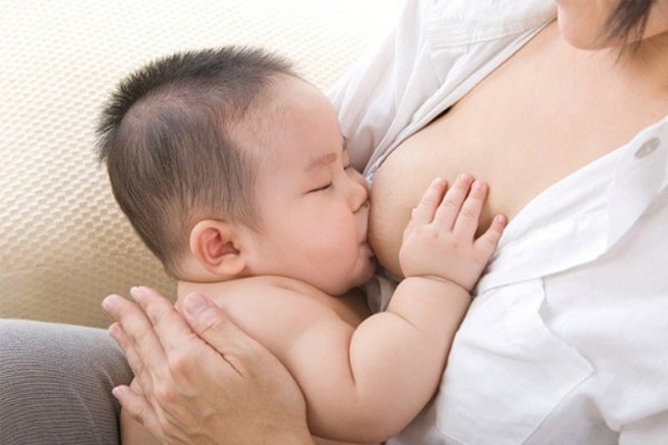 Sữa mẹ loãng là hiện tượng bình thường do hoạt động tiết sữa của tuyến sữa