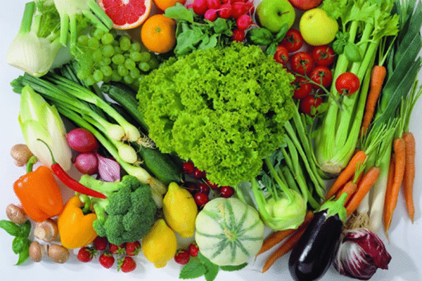 Rau xanh và trái cây là thực phẩm cần bổ sung nhiều để giảm tình trạng sữa mẹ loãng