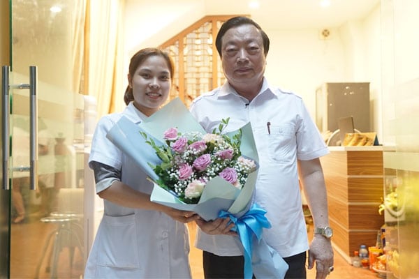 Lương Y Nguyễn Thị Hoa, ảnh lưu niệm cùng thầy thuốc nhân dân Nguyễn Hồng Siêm