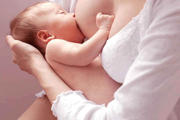 Cho bé bú thường xuyên có thể giúp mẹ không bị tắc tia sữa