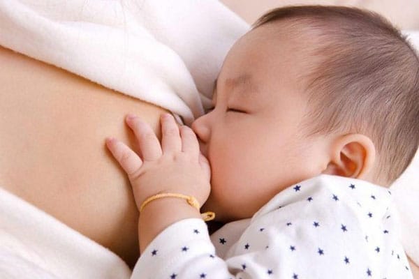 Viêm tuyến vú các mẹ vẫn có thể cho bé bú bình thường nhưng vần vệ sinh