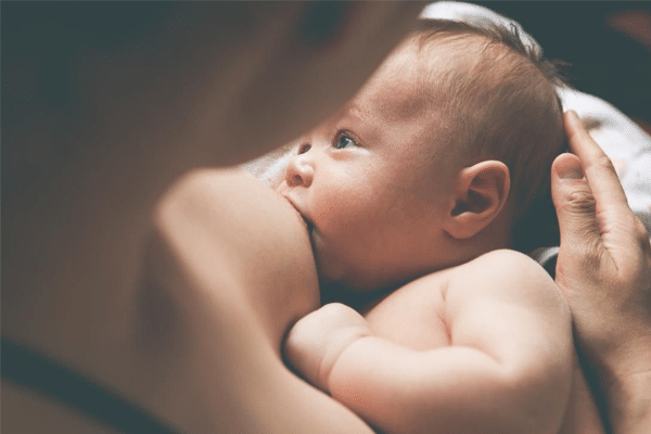 Có nhiều nguyên nhân, ngọn nguồn dẫn đến việc sữa mẹ bị nóng khiến bé chậm phát triển