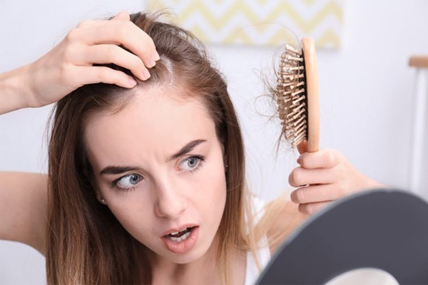 Có nhiều nguyên nhân khiến tóc gãy rụng