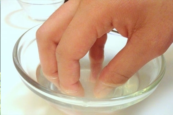 Vệ sinh móng tay chân sạch sẽ trước khi dùng thuốc nấm móng